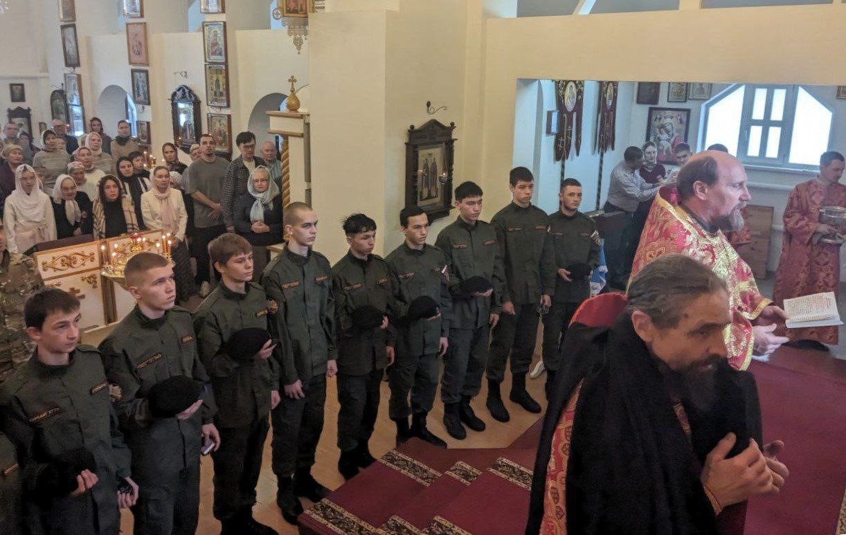 БЛАГОСЛОВЕНИЕ КАДЕТОВ НА НОШЕНИЕ ГОЛОВНОГО УБОРА И ШЕВРОНА